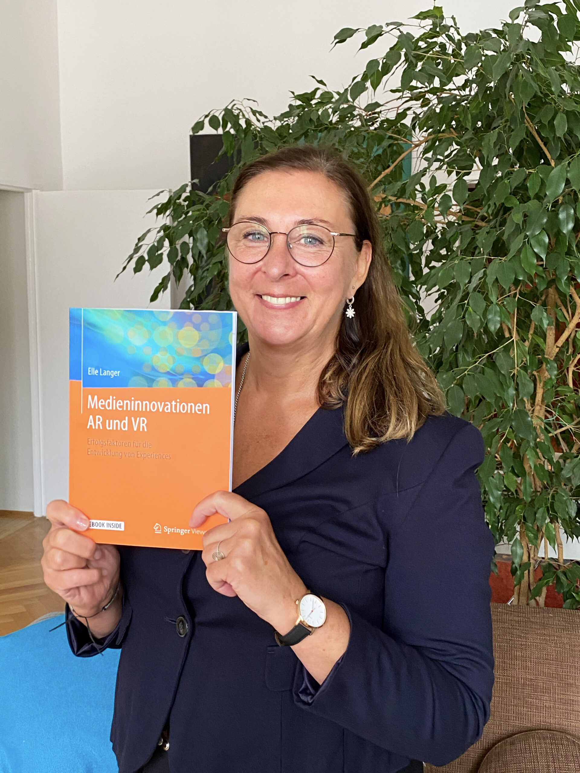 Elle Langer mit ihrem Fachbuch Medieninnovation AR und VR